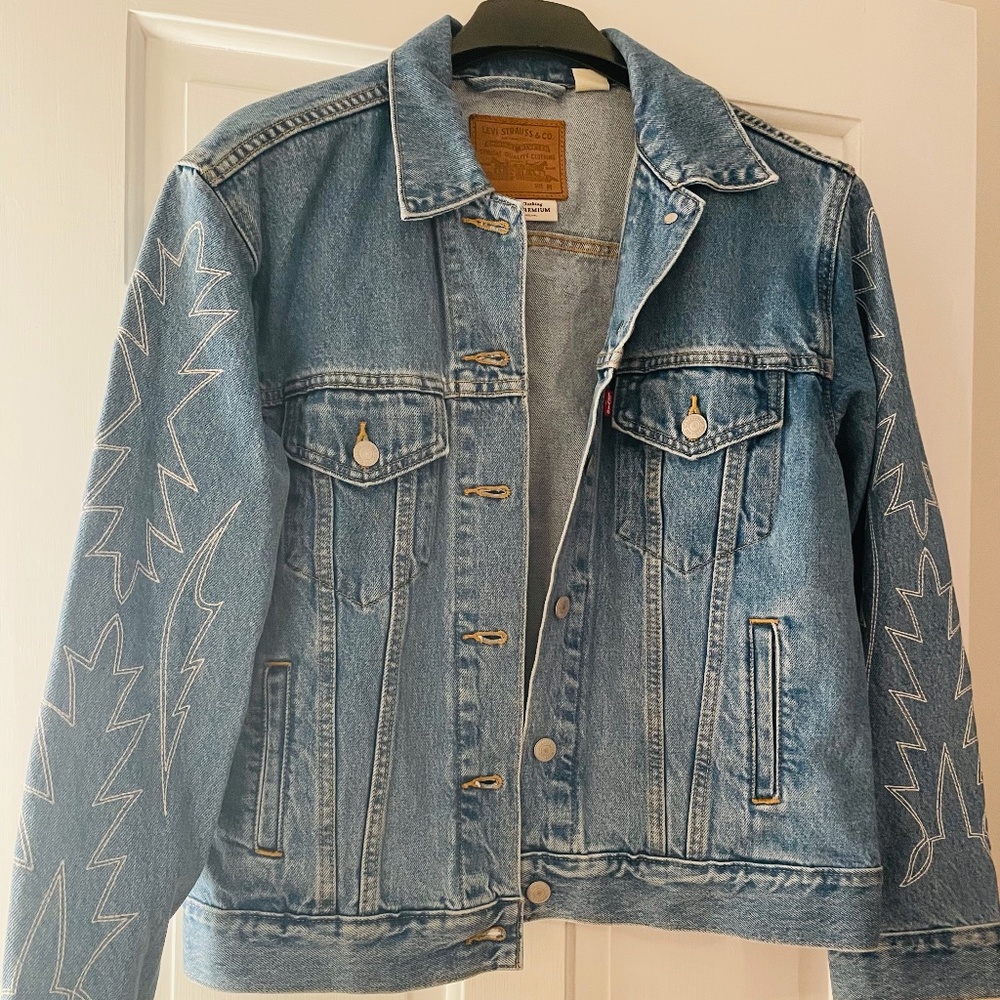 Oversized Levis Jacket with flames on sleeves - Medium